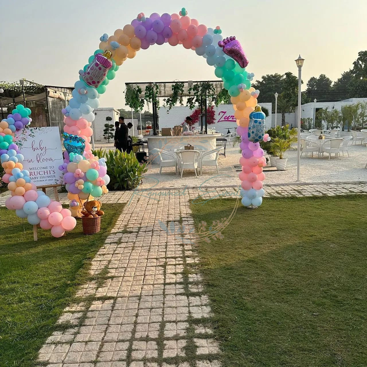 A cuddly entrance for your baby shower.