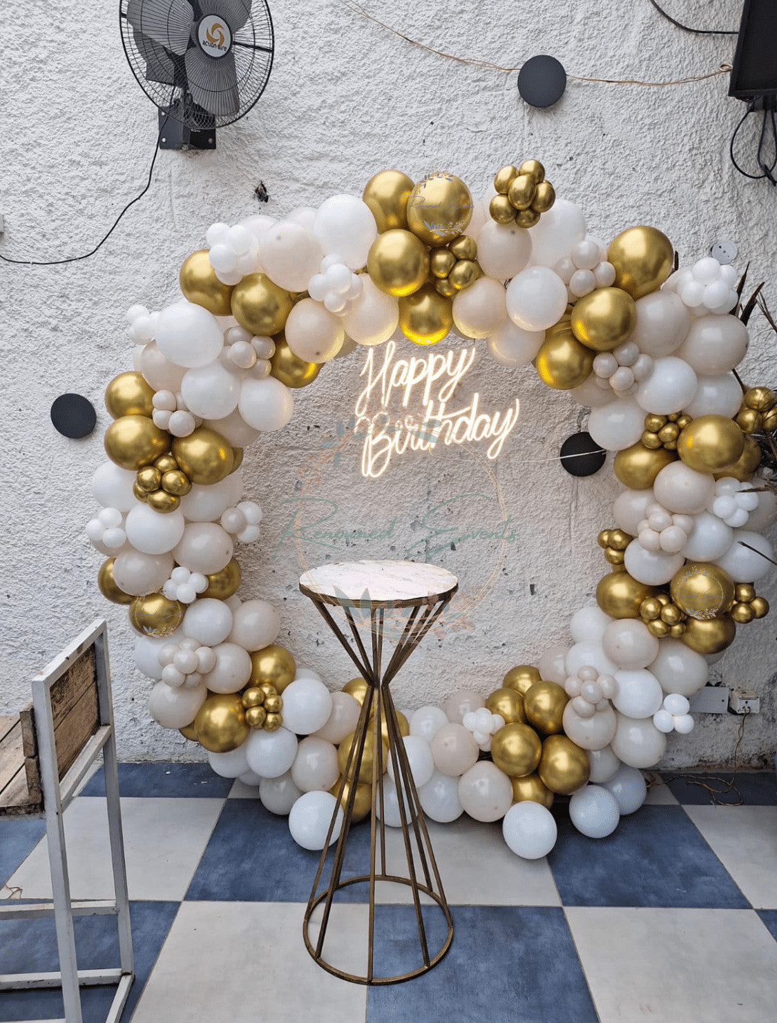Elegant Balloon Ring Decoration