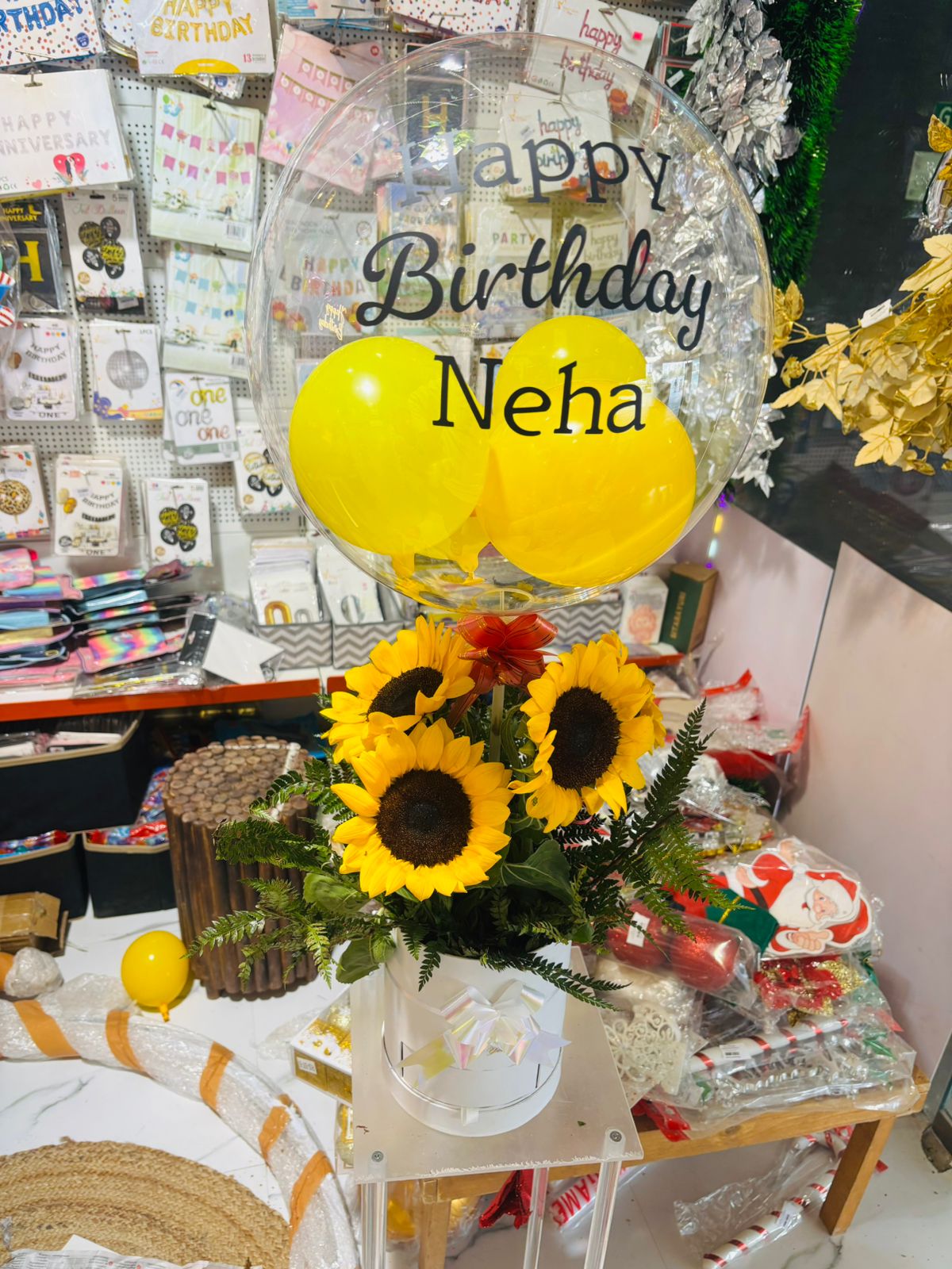 Birthday Gift Arrangement with Personalized Balloon & Fresh Flowers